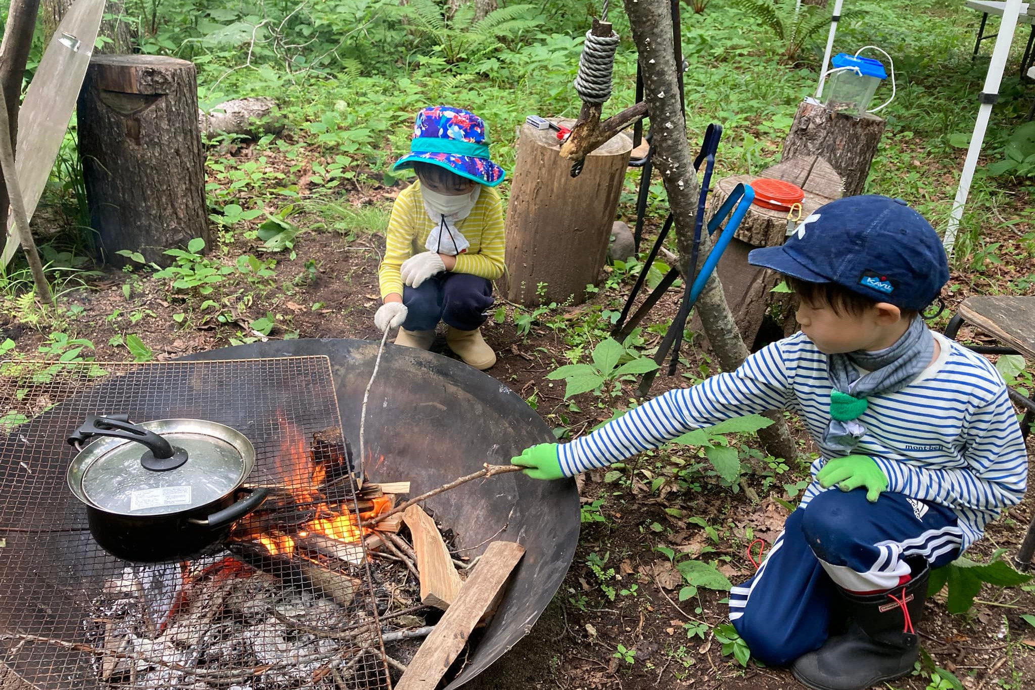 焚き火と子供たち